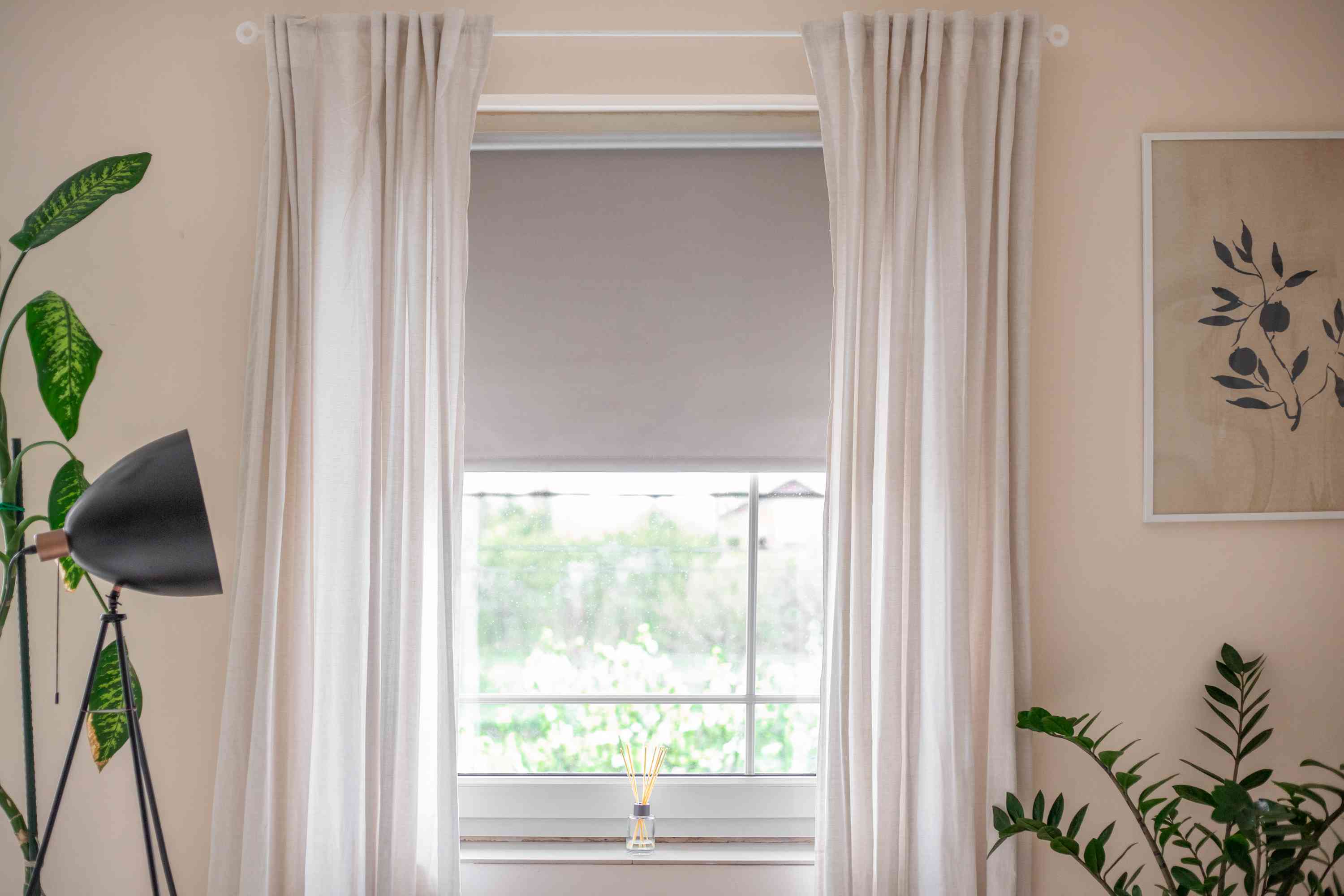 Hang Blinds/Curtains